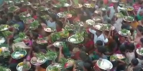 மூச்சு முட்டும் அளவுக்கு கூட்ட நெரிசல்: கர்நாடகாவில் நடந்த அதிர்ச்சி சம்பவம்