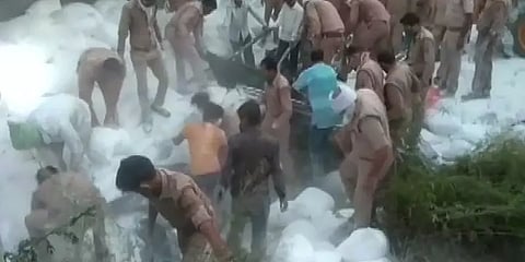 உ.பி.யில் கோர விபத்து: லாரியில் பயணம் செய்த 21 தொழிலாளர்கள் உயிரிழப்பு