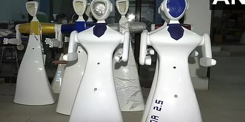 கொரோனா தடுப்பு நடவடிக்கைகளில் ரோபோக்கள்: அசத்தும் ராஜஸ்தான் நிறுவனம்!