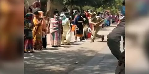 11 மணி நேரம் வரிசையில் காத்திருந்த பெண்கள் - லத்தியால் தாக்கிய போலீஸ்...