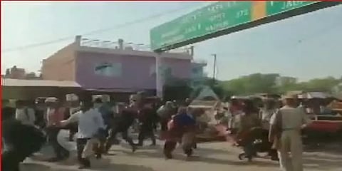 தடுப்புகளைத் தூக்கி எறிந்துவிட்டு உள்ளே நுழைந்த தொழிலாளர்கள் - வைரல் வீடியோ