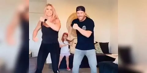 ‘முக்காலா முக்காபுலா’ பாட்டுக்கு ஆட்டம் போட்ட வார்னர் - டிக்டாக் வைரல்