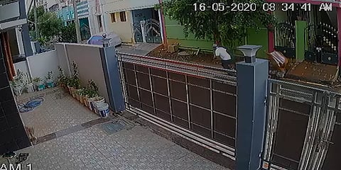 கோலம் போட்டுக் கொண்டிருந்த பெண்ணிடம் சங்கிலிப் பறிப்பு - சிசிடிவி காட்சி