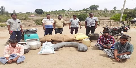 கல்வராயன் மலைப்பகுதியில் 2800 லிட்டர் சாராய ஊறல்கள் அழிப்பு ! 3 பேர் கைது