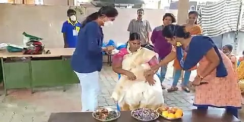 முகாமில் கர்ப்பிணிக்கு வளைகாப்பு நடத்திய தன்னார்வலர்கள் - குவியும் பாராட்டு