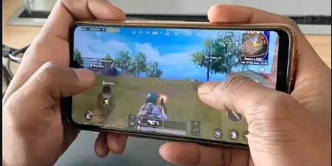 பப்ஜி கேம் விளையாடிக் கொண்டிருந்த சிறுவன் மயங்கி விழுந்து மரணம்