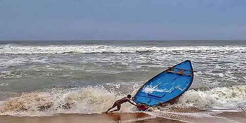 கரையைக் கடக்கவுள்ள Amphan புயல்: தொடங்கியது சூறைக்காற்று!!