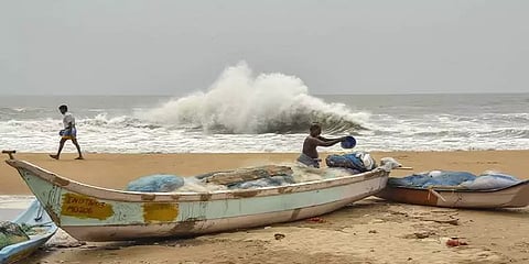 மீனவர்கள் கடலுக்குச் செல்ல வேண்டாம் - அமைச்சர் ஆர்.பி.உதயகுமார்