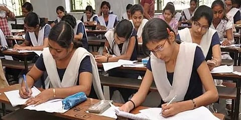 10-ஆம் வகுப்பு பொதுத்தேர்வு: ஒத்திவைக்கப்பட்டதே போதுமா? தவிர்த்திருக்க வேண்டுமா?