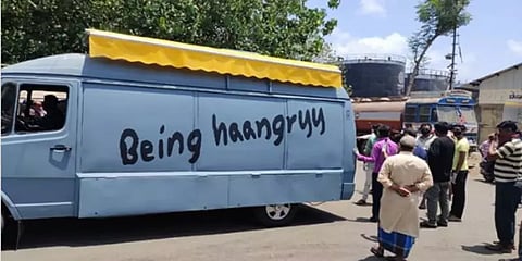 விளம்பரமின்றி மக்களுக்கு உணவுப் பொருட்கள் வழங்கிய ‘சல்மான்கான்’