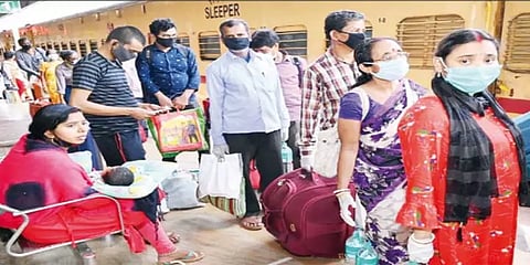 புயல் எதிரொலி : காட்பாடி டூ மேற்கு வங்கம் சிறப்பு ரயில் ரத்து