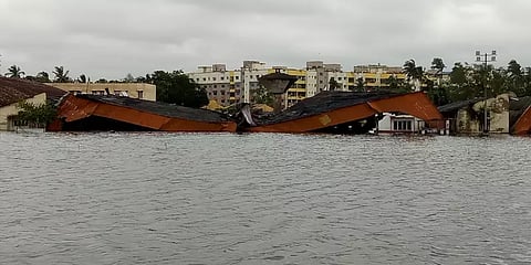 Amphan புயல் எதிரொலி : மழைநீரில் தத்தளிக்கும் கொல்கத்தா ஏர்போர்ட்...!