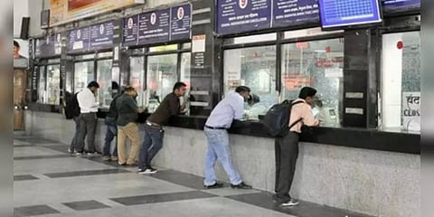 தொடங்கியது ரயில் டிக்கெட் முன்பதிவு : கட்டுப்பாடுகளுடன் திறக்கப்பட்ட கவுன்ட்டர்கள்