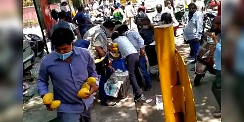 சாலையோர வியாபாரியிடம் மாம்பழங்களைக் கொள்ளையடித்த கும்பல் - ஊரடங்கு அவலம்