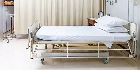 தனியார் மருத்துவமனைகளில் உள்ள 80% படுக்கைகளைக் கட்டுப்பாட்டில் எடுத்தது மகாராஷ்டிர அரசு