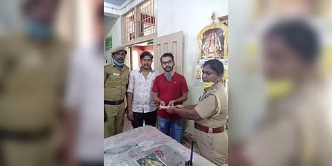 சாலையில் கிடந்த ரூ. 40 ஆயிரத்தை உரியவரிடம் ஒப்படைத்த காவலர்