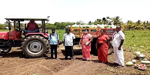 வறண்ட நிலத்தில் தர்பூசணி விளைச்சலைப் பெருக்கிய விவசாயி - வீடு தேடி வந்து வாழ்த்திய அதிகாரி