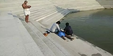 காஞ்சிபுரம் தெப்பக்குளத்தில் குடி போதையில் குளித்த இளைஞர் நீரில் மூழ்கி உயிரிழப்பு
