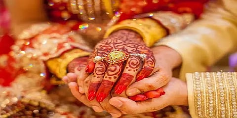 ஊரடங்கால் தள்ளிப்போன திருமணம்: மணமகன் வீட்டிற்கு 80கிமீ நடந்தே சென்ற மணமகள்!!