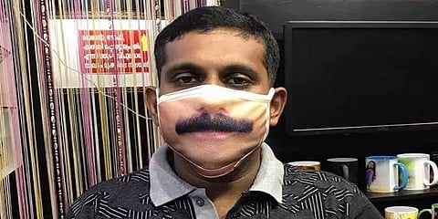 வேற லெவல் ஐடியா..: அடையாளத்தை தெரிந்துகொள்ள மாஸ்க்கில் பாதி முகம்!