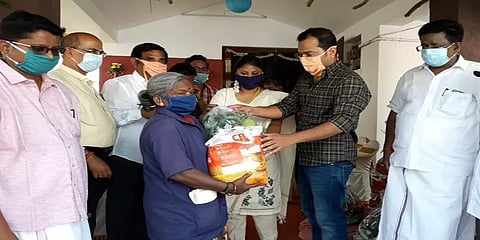 “திருமணத்தில் ஆடம்பரம் இல்லை”: துப்புரவு பணியாளர்களுக்கு நிவாரணம் வழங்கிய புதுமணத் தம்பதி