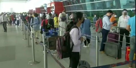 டெல்லியில் ரத்தான 82 விமானங்கள் : அதிருப்தி அடைந்த பயணிகள்