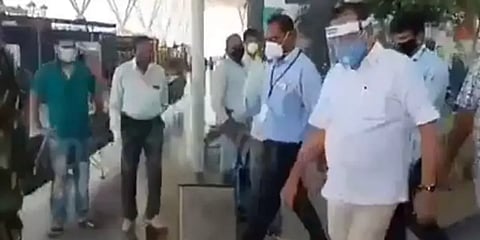 பெங்களூருக்கு விமானத்தில் பயணம் : தனிமைப்படுத்தல் விதியை தவிர்த்த சதானந்த கவுடா