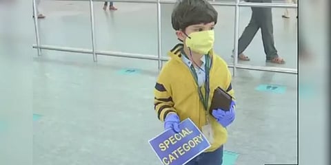 டெல்லியில் இருந்து தனியாக விமானப் பயணம் : பெங்களூர் வந்த சிறுவன்