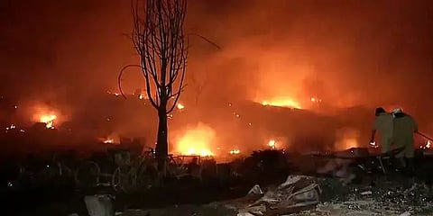 டெல்லியில் இன்று இரு வேறு இடங்களில் பயங்கர தீ விபத்து!!