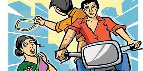 நடந்து சென்ற பெண்ணிடம் தங்கச் சங்கிலி பறிப்பு: மர்ம நபர்களுக்கு போலீஸ் வலைவீச்சு