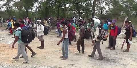 வயல் வழியாக பீகாருக்கு நடந்துசெல்ல முடிவெடுத்த தொழிலாளர்கள் - திருப்பி அனுப்பிய அதிகாரிகள்