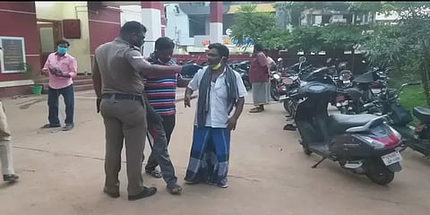 சண்டையை விலக்கச் சென்ற காவலர் - அடித்து சட்டையைக் கிழித்த குடிகாரர்கள்