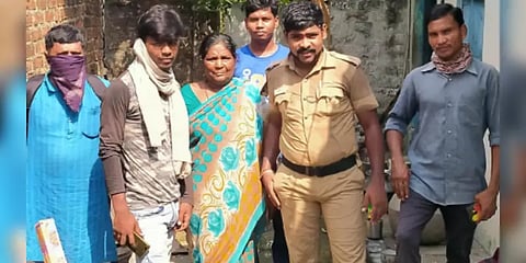 ‘வாடகை வாங்காமல், உணவளித்த காவலர்’ - கையெடுத்துக் கும்பிட்ட வடமாநிலத்தவர்கள்..!