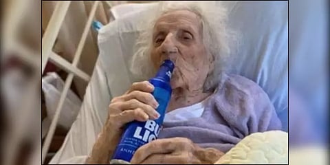 கொரோனாவை வென்ற 103 வயது மூதாட்டி : மதுக் குடித்து கொண்டாட்டம்..!