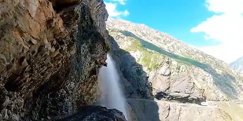 அழகும் ஆபத்தும்: மெய்சிலிர்க்கும் இமாச்சலப்பிரதேச சாலை!! - வீடியோ!!