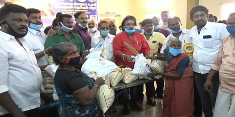 500 ஏழைகளுக்கு நிவாரணப் பொருட்கள் வழங்கிய ரஜினி மக்கள் மன்றம்