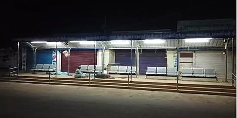 மனநிலை பாதிக்கப்பட்ட மகனுடன் 65 நாள்களாகச் சாலையில் தவிக்கும் பெற்றோர் - ஊரடங்கு கொடுமை