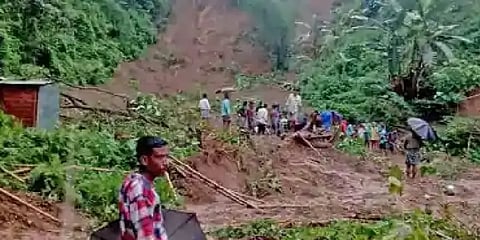 அசாமில் கனமழை: நிலச்சரிவில் சிக்கி 21 பேர் உயிரிழப்பு