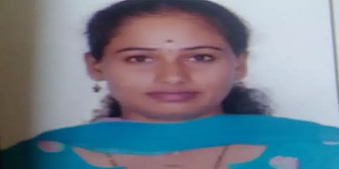 திருட்டு வழக்குகளில் தொடர்புடைய 50 சவரன் நகைகள் மோசடி - கோவை பெண் போலீஸ் கைது