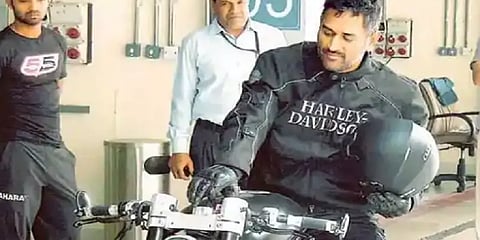 ”அனைவருக்கும் பிடித்த தோனியின் பைக் எது?” - மனைவி ஷாக்ஷி பதில்