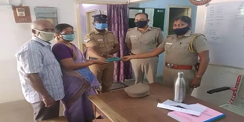 சாலையில் கிடந்த 11 ஆயிரம் பணம்: அரை மணி நேரத்தில் உரியவரிடம் ஒப்படைத்த காவலர்