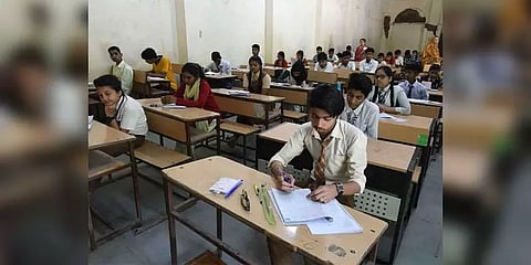 சென்னை கொரோனா கட்டுப்பாட்டுப் பகுதியிலுள்ள மாணவர்களுக்கு வீடு தேடி வரும் ஹால் டிக்கெட்