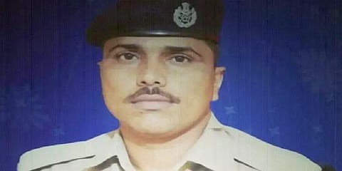 ஒரு கையில் துப்பாக்கி;மறு கையில் பால்பாக்கெட்: குழந்தைக்காக மின்னல் வேகத்தில் பறந்த காவலர்