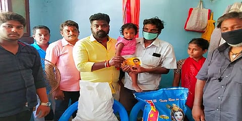 பால் வாங்கக்கூடப் பணம் இல்லாமல் தவித்த சரவணன் குடும்பத்திற்கு விஜய் ரசிகர்கள் உதவி