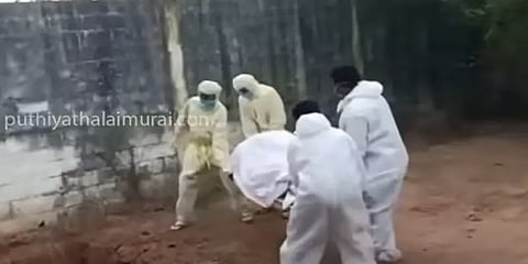 கொரோனாவால் உயிரிழந்தவரின் உடலை அலட்சியமாக வீசி செல்லும் அதிகாரிகள் : அதிர்ச்சி வீடியோ