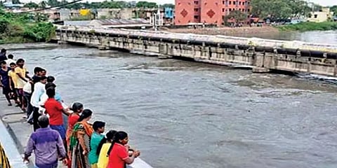 "செல்பி" மோகத்தால் அடையாற்றில் விழுந்த இளைஞர்