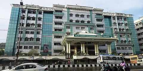 2 வயது பெண் குழந்தையை விட்டுச் சென்ற தாய்: கண்டுபிடித்து ஒப்படைத்த போலீசார்