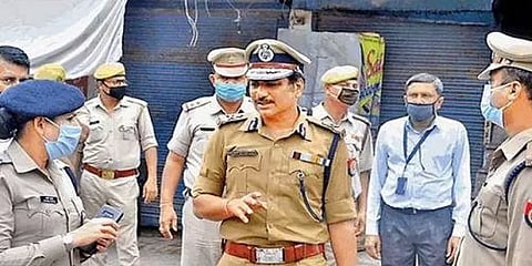 முகக்கவசத்தை மறந்ததால் தனக்குத்தானே அபராதம் விதித்துக் கொண்ட காவல் அதிகாரி