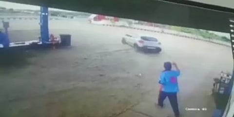 திருடப்பட்ட சொகுசு கார் - 10 பெட்ரோல் பங்குகளில் மோசடி; விரட்டி பிடித்த போலீஸ்