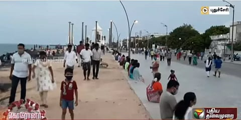 புதுச்சேரி கடற்கரையில் அலைமோதிய மக்கள் கூட்டம்..!